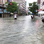 Invånare vadar fram över gatorna i staden Saga, Japan. 