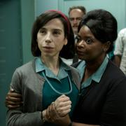 Sally Hawkins och Octavia Spencer i ”The shape of water”.