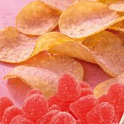 Chips med smak av geléhallon har nyligen lanserats i begränsad upplaga av Aroma och Svenska Lantchips.
