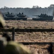 Stridsvagn 122 och Stridsfordon 90 på rad då Södra Skånska Regementet P 7 har stridsuppvisning under bataljonsövningen på Revingefältet utanför Lund. Arkivbild från 2024.