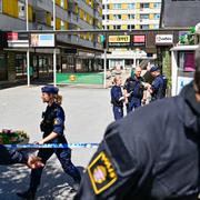 Nationella bombskyddet har sprängt ett misstänkt föremål i närheten av Hägernäs centrum i Täby norr om Stockholm. 