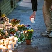 Blommor och ljus vid butiken på Bellevuegården i Malmö.
