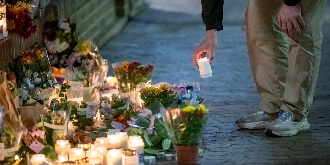 Blommor och ljus vid butiken på Bellevuegården i Malmö.
