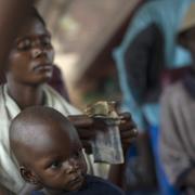 Arkivbild. Kvinna och barn på flykt undan oroligheterna i Burundi.