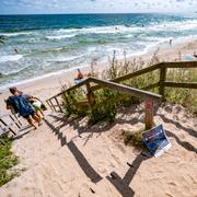 Trapporna ner till stranden vid Knäbäckshusen.