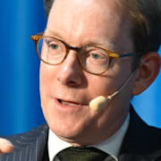 Ukrainska soldater med en drönare. Till höger Sveriges tidigare utrikesminister Tobias Billström. 