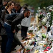 Arkivbild: Blommor och minneskort utanför Bataclan efter attackerna 2015