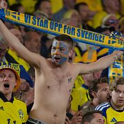 Svenska fans jublar efter segern mot Ukraina i torsdags.