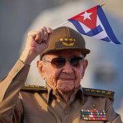 Raúl Castro viftar med den kubanska flaggan under ett första maj-firande 2025.