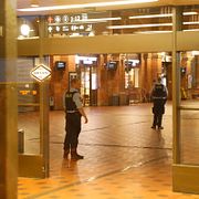 Poliser söker igenom Köpenhamns centralstation under onsdagen.