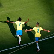 Brasiliens Vinicius Junior och lagkamraten Bruno Guimaraes firar kvitteringsmålet.