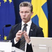 Försvarsminister Pål Jonson under pressträff om nytt stöd till Ukraina.