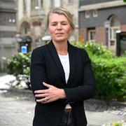 Sophia Jarl (M), kommunstyrelsens ordförande i Norrköping, framför Rådhuset vid Tyska torget.