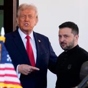 President Donald Trump välkomnar Zelenskyj till Vita huset på fredagen.