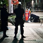 Polisens kriminaltekniker undersöker området utanför en restaurang på Algatan i centrala Trelleborg natten till onsdagen efter en skottlossning. 