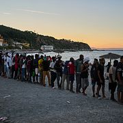 Migranter i Ceuta köar för att få mat, 3 augusti 2026.