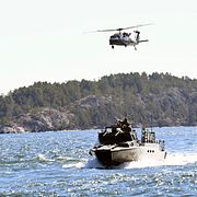 Helikoptrar och en stridsbåt utanför Musköbasen. Arkivbild.