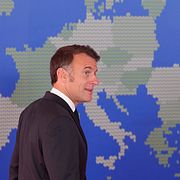 Frankrikes president Emmanuel Macron framför EU:s medlemsstater.