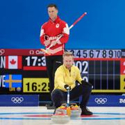 Sveriges Niklas Edin och Kanadas Brad Gushue under matchen.