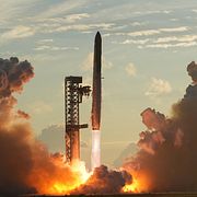 Space X Starship lyfter från rymdbasen i Texas.