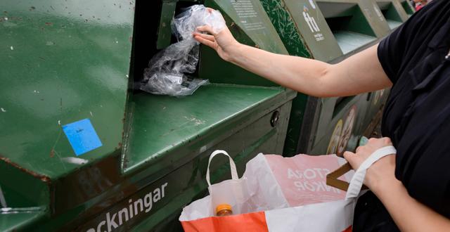 Kvinna återvinner plast på återvinningsstation. Naina Helén Jåma/TT