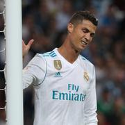 Cristiano Ronaldo daskar till stolpen i frustration.