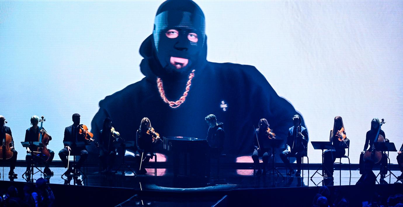 C Gambino tilldelas postumt priset Årets hiphop – för andra året i rad – och hyllas med uppträdande av Oscar Chase och Stockholm Studio Orchestra under Grammisgalan 2025. 