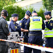 En bild från insatsen vid skolan och en bild från ett konto som uppges tillhöra 18-åringen.