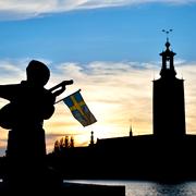 Evert Taube-statyn på Riddarholmen, med stadshuset i bakgrunden. Arkivbild.