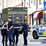 Polisen har spärrat av ett område på Norrmalm i Stockholm efter larm om ett misstänkt farligt föremål.