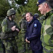 Stefan Löfven träffar soldater som deltar i försvarsövningen Aurora 17. 