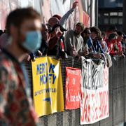 Arsenalfans protesterar mot ägaren Stan Kroenke efter planerna.