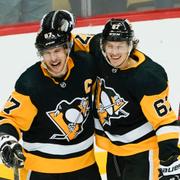 Sidney Crosby och Rickard Rakell.