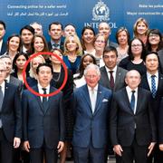 Meng Hongwei (inringad) när prins Charles besökte Interpol i maj.
