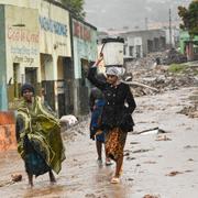 Kvinnor på väg till ett center för människor som förlorat sina hem i Blantyre, Malawi 14 mars 2023. 