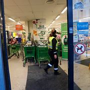 Polis i matbutiken där kvinnan attackerades.
