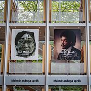 Plakat med de fängslade författarna Gui Minhai och Dawit Isaak på Malmö stadsbibliotek i oktober 2025.
