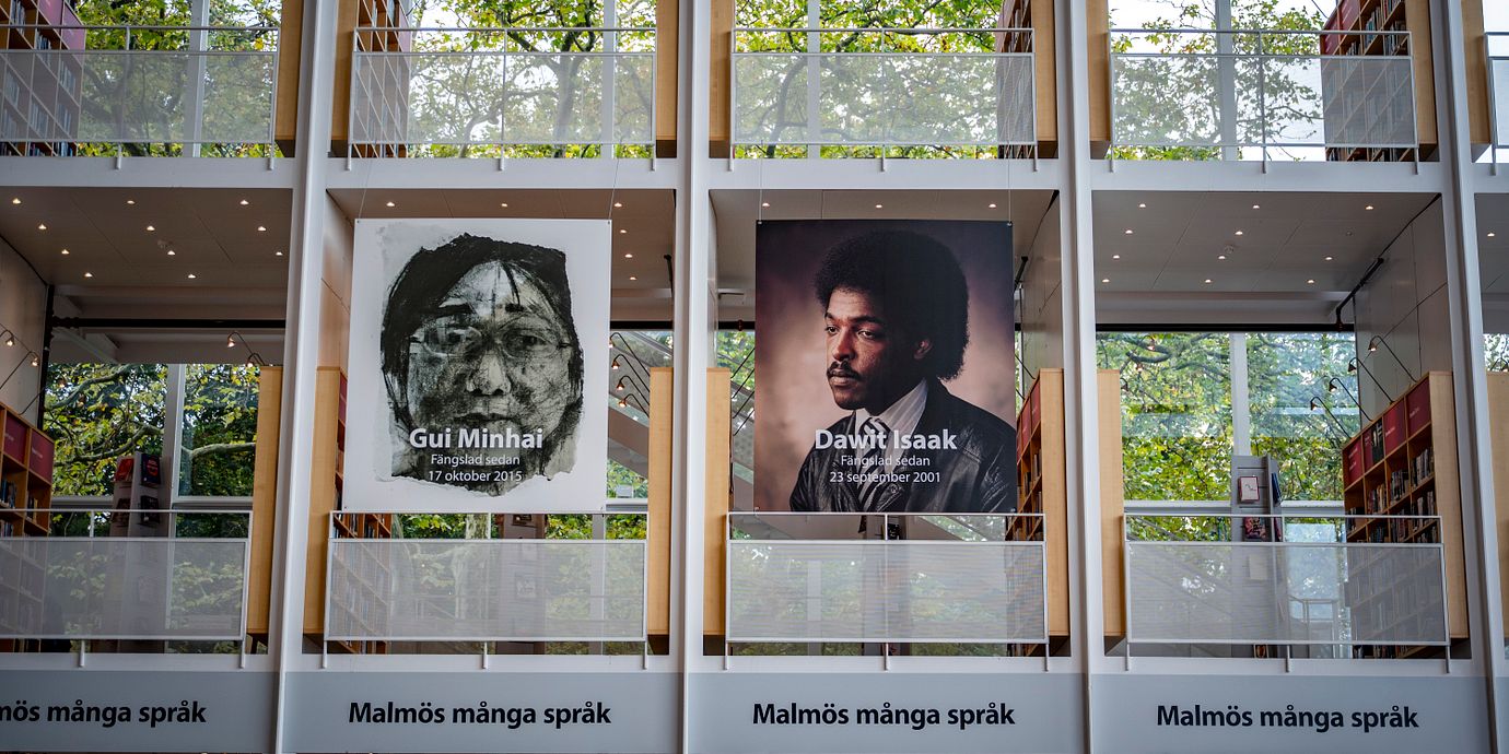 Plakat med de fängslade författarna Gui Minhai och Dawit Isaak på Malmö stadsbibliotek i oktober 2025.