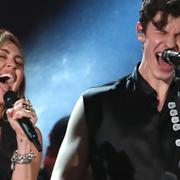 Miley Cyrus på scenen tillsammans med Shawn Mendes.