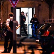 Polisen utanför gärningsmannens bostad.