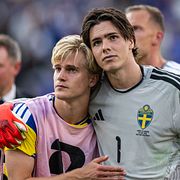 Lucas Bergvall och Jacob Widell Zetterström tröstar varandra efter nederlaget.