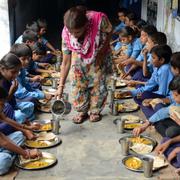 Lunchrast för skolbarn i Indien. 