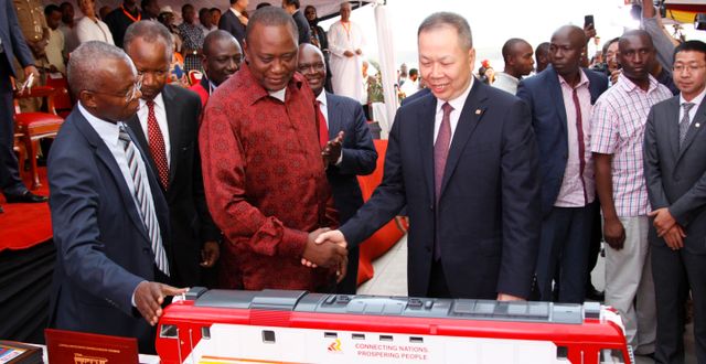 Kenyas president Uhuru Kenyatta under en presentation av ett Kinafinansierat infrastrukturprojekt. Khalil Senosi / TT NYHETSBYRÅN