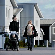 Barnfamilj i nybyggt villaområde. Illustrationsbild.