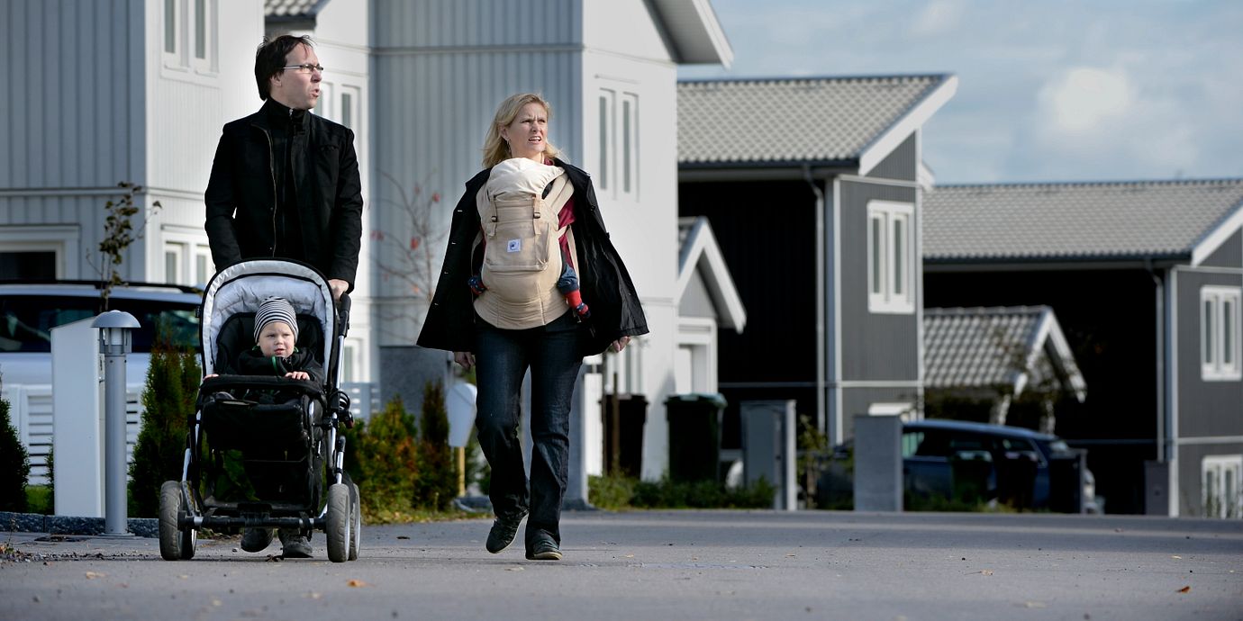 Barnfamilj i nybyggt villaområde. Illustrationsbild.