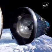 Orionfarkosten separeras från servicemodulen över jorden.