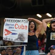 Demonstranter håller upp plakat med texten ”Frihet för Kuba” under en baseballmatch mellan Kuba och USA i Miami den 19 mars 2021.  Wilfredo Lee / AP