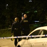 Polis och kriminaltekniker på plats efter en skottlossning på Lönngården i Malmö på söndagskvällen. 