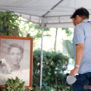 Ferdinand “Bongbong” Marcos Jr besöker sin fars grav. Tusentals människor beräknas ha försvunnit eller dödats under diktatorn Ferdinand Marcos tid vid makten.