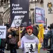 Demonstranter visar sitt stöd för Assange utanför domstolen i London.